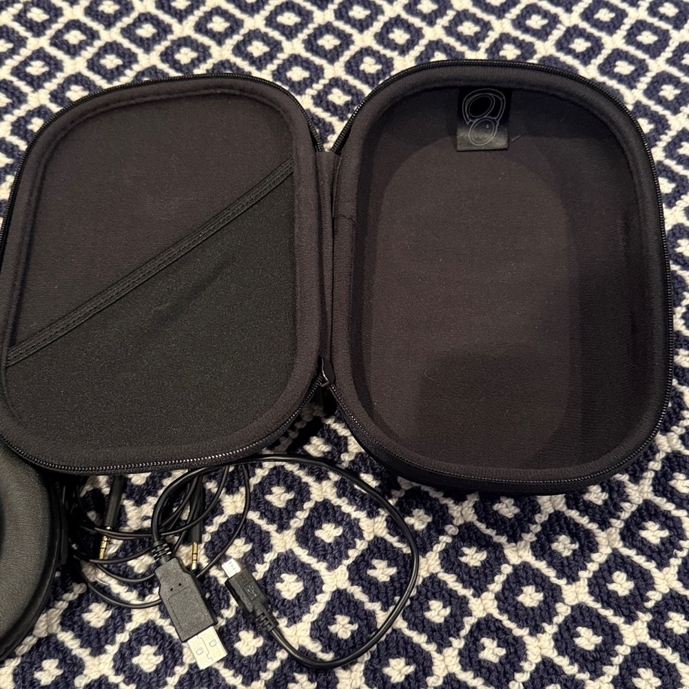 Bose QuietComfort Headphones - Picture 3 of 3